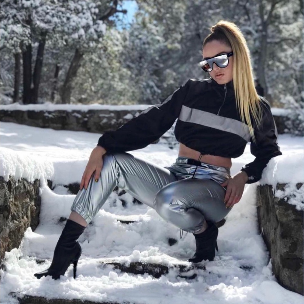 ❌SOLD❌ 
Cropped Silver & Black Reflective Jacket